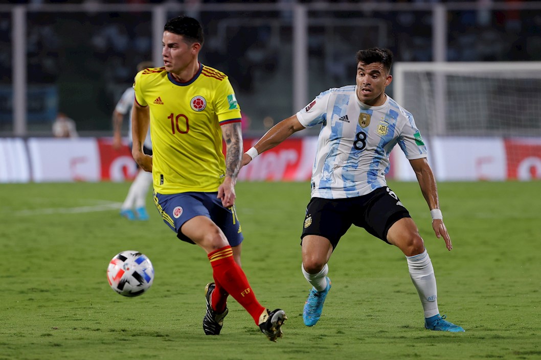 James Rodríguez disputando un balón con Marcos Acuña de Argentina.