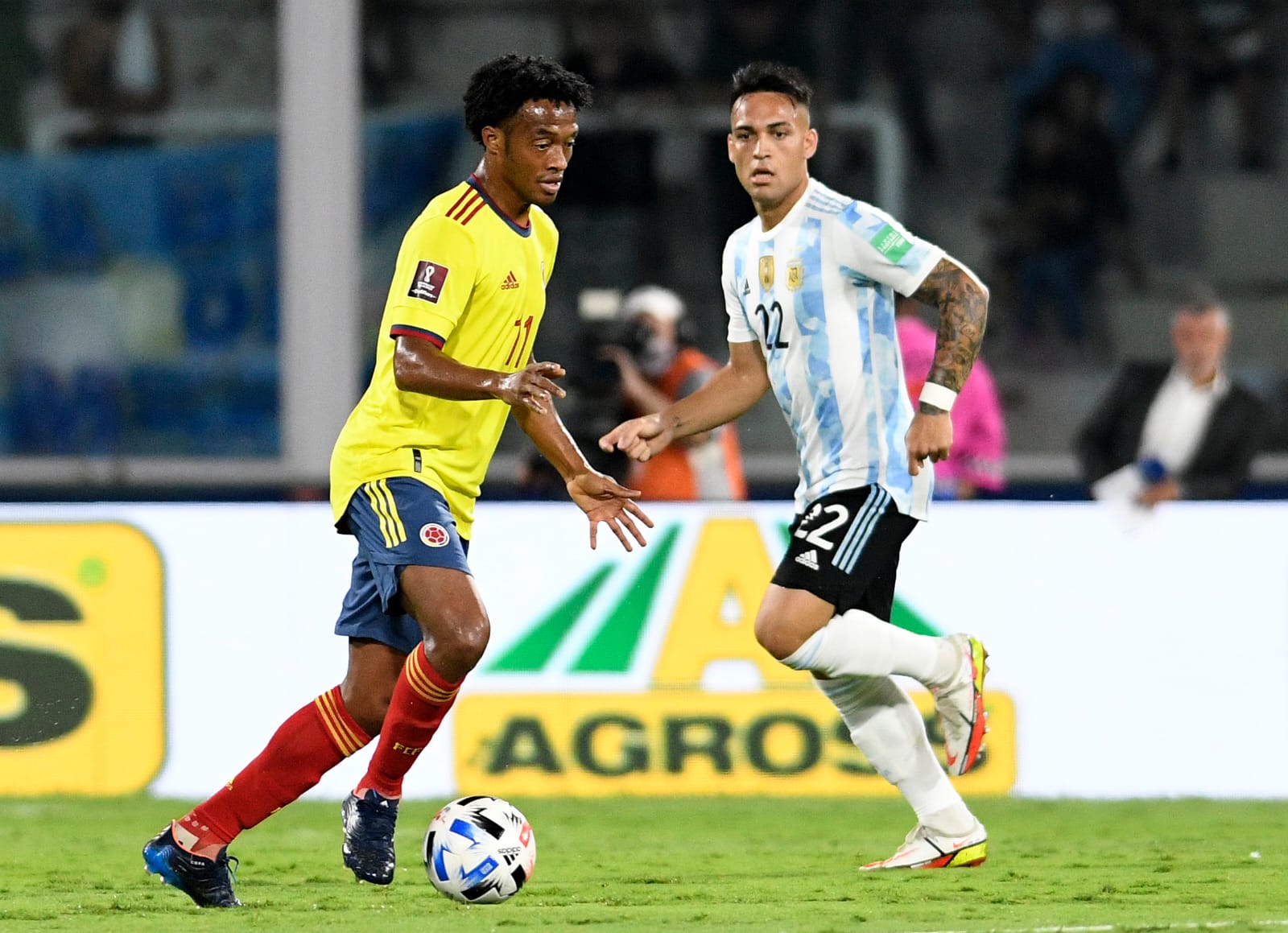 Juan Guillermo Cuadrado frente a la marca de Lautaro Martínez.