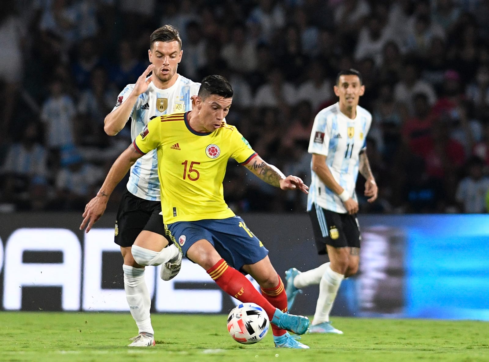 Matheus Uribe controlando una llegada de los argentinos.