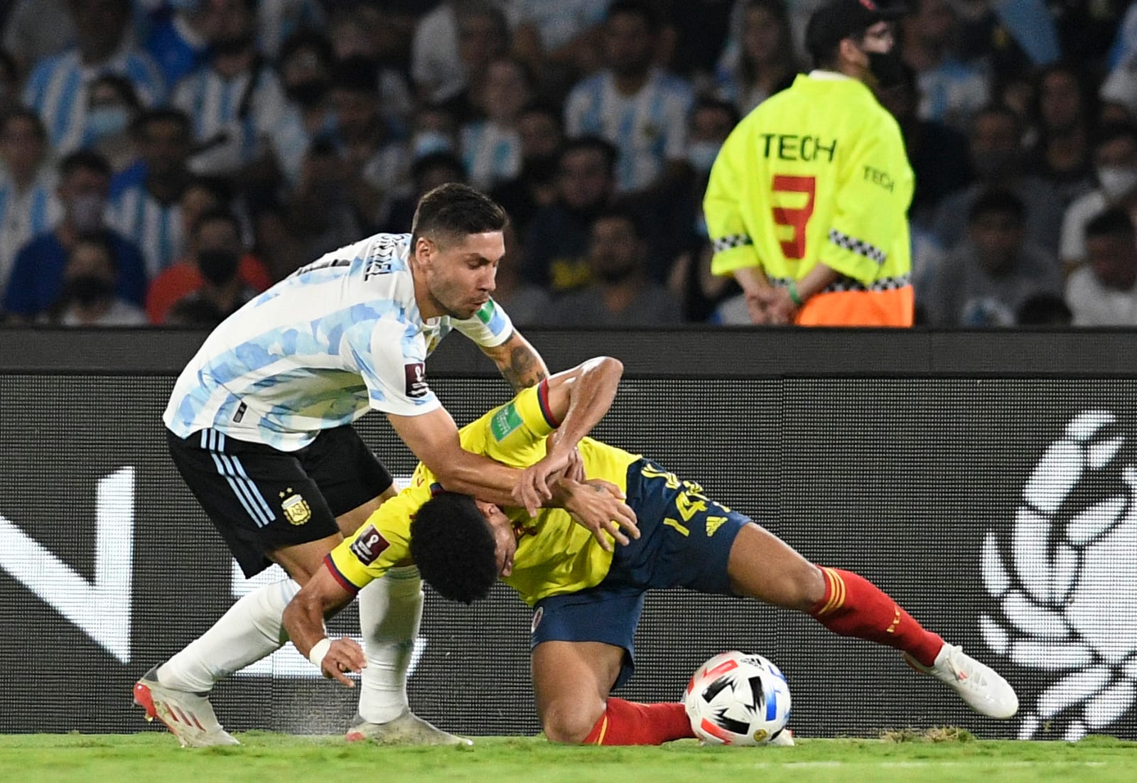 Falta contra el atacante colombiano Luis Díaz