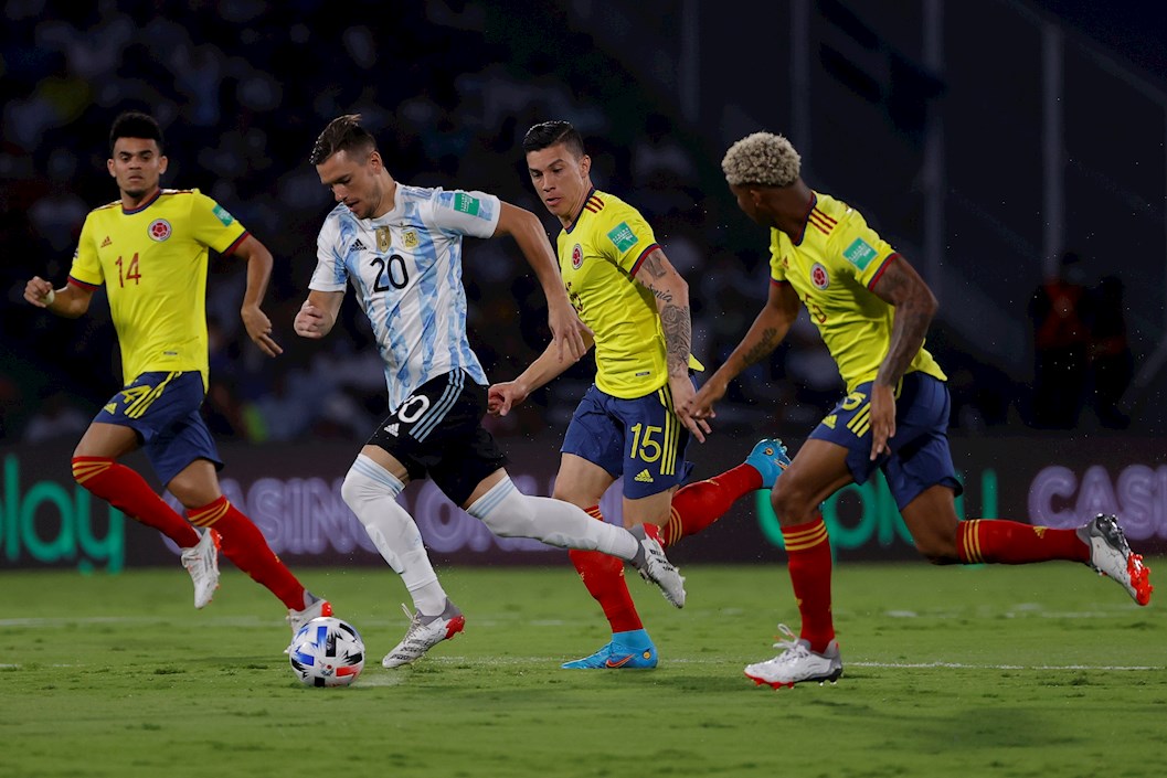 Giovani Lo Celso frente a la marca de Luis Díaz, Matheus Uribe y Wilmar Barrios.
