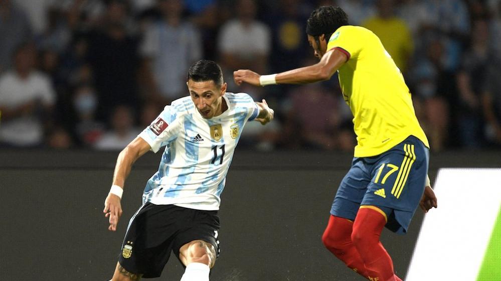 Ángel Di María intentando eludir la marca de Johan Mojica. 