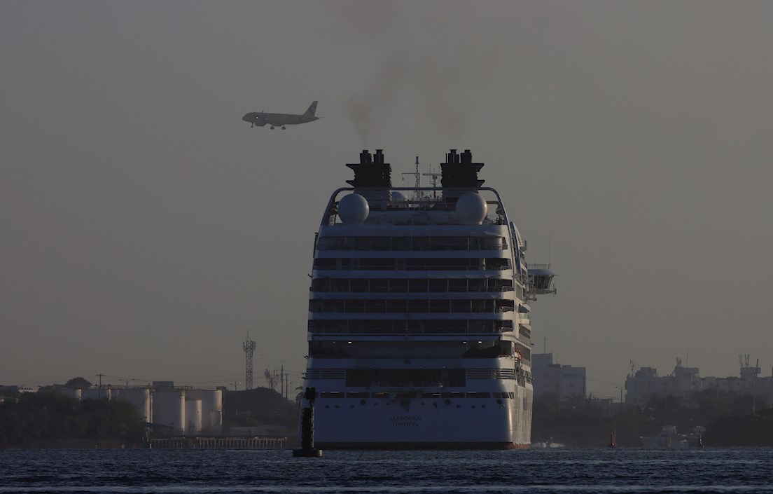 El alivio de las medidas sanitarias en Colombia permitió  desde este martes el retorno de los cruceros turísticos a Cartagena tras la inclusión de la prueba de antígenos para covid-19 —en vez de una PCR— como requisito para el desembarque de los pasajeros, lo que guías turísticos y comerciantes celebraron. 