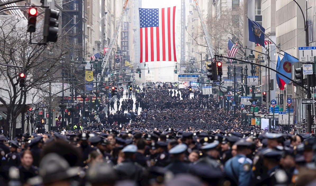 Oficiales de policía se reúnen en la Quinta Avenida para los servicios funerarios del oficial de policía asesinado de la ciudad de Nueva York, Wilbert Mora, afuera de la Catedral de San Patricio en Nueva York.