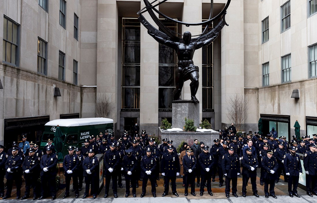 La catedral y la famosa Quinta Avenida de NY se llenaron con miles de policías.