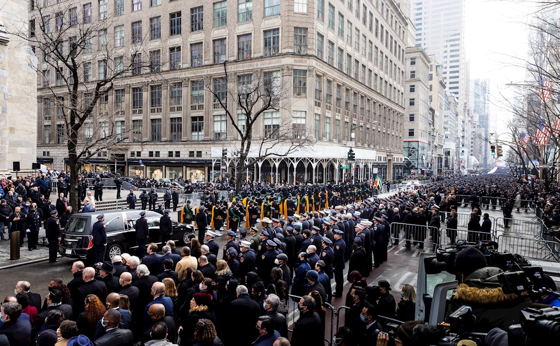 Miles de policías de Nueva York asistieron al funeral de su compañero asesinado Wilbert Mora.