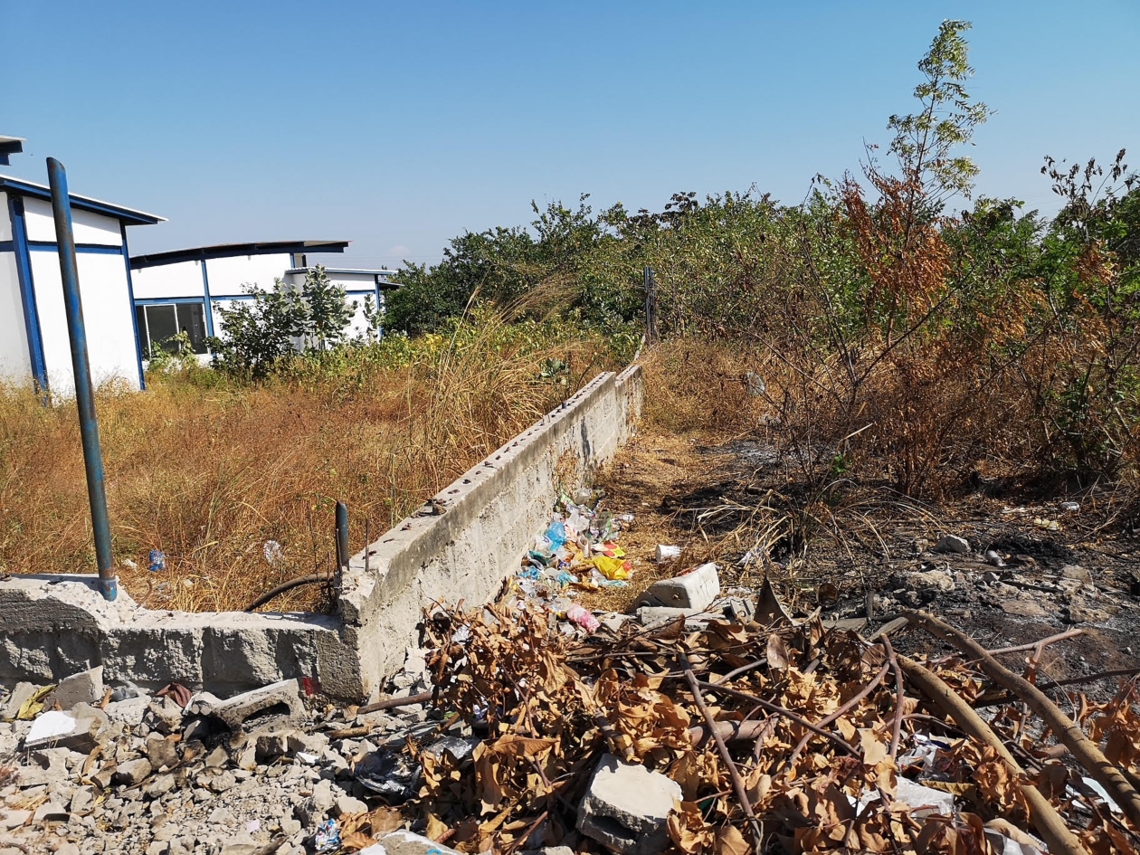 Una enorme pila de desechos de construcción está amontonada frente al CDI Normandía que está cerrado.