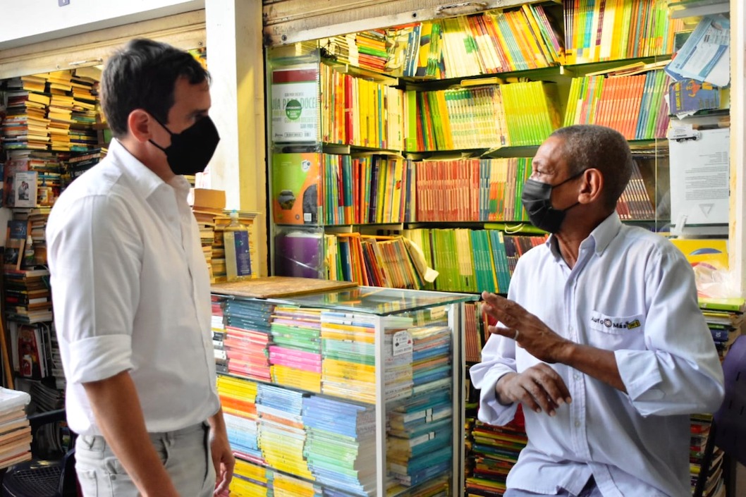 El Secretario de Control Urbano, Ángelo Cianci, dialogando con uno de los libreros.