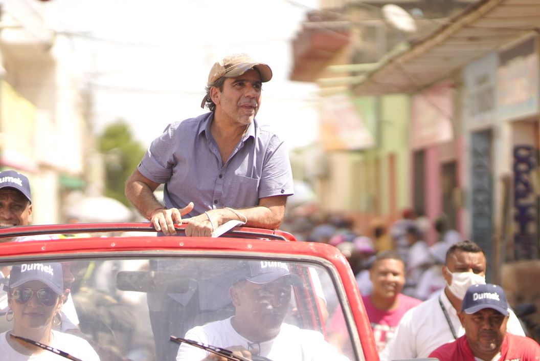 El precandidato Alex Char durante su recorrido por el departamento de Bolívar.