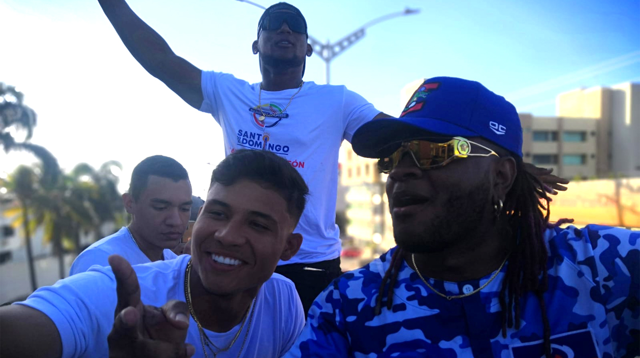 Alegría de jugadores de Caimanes saludando al público.