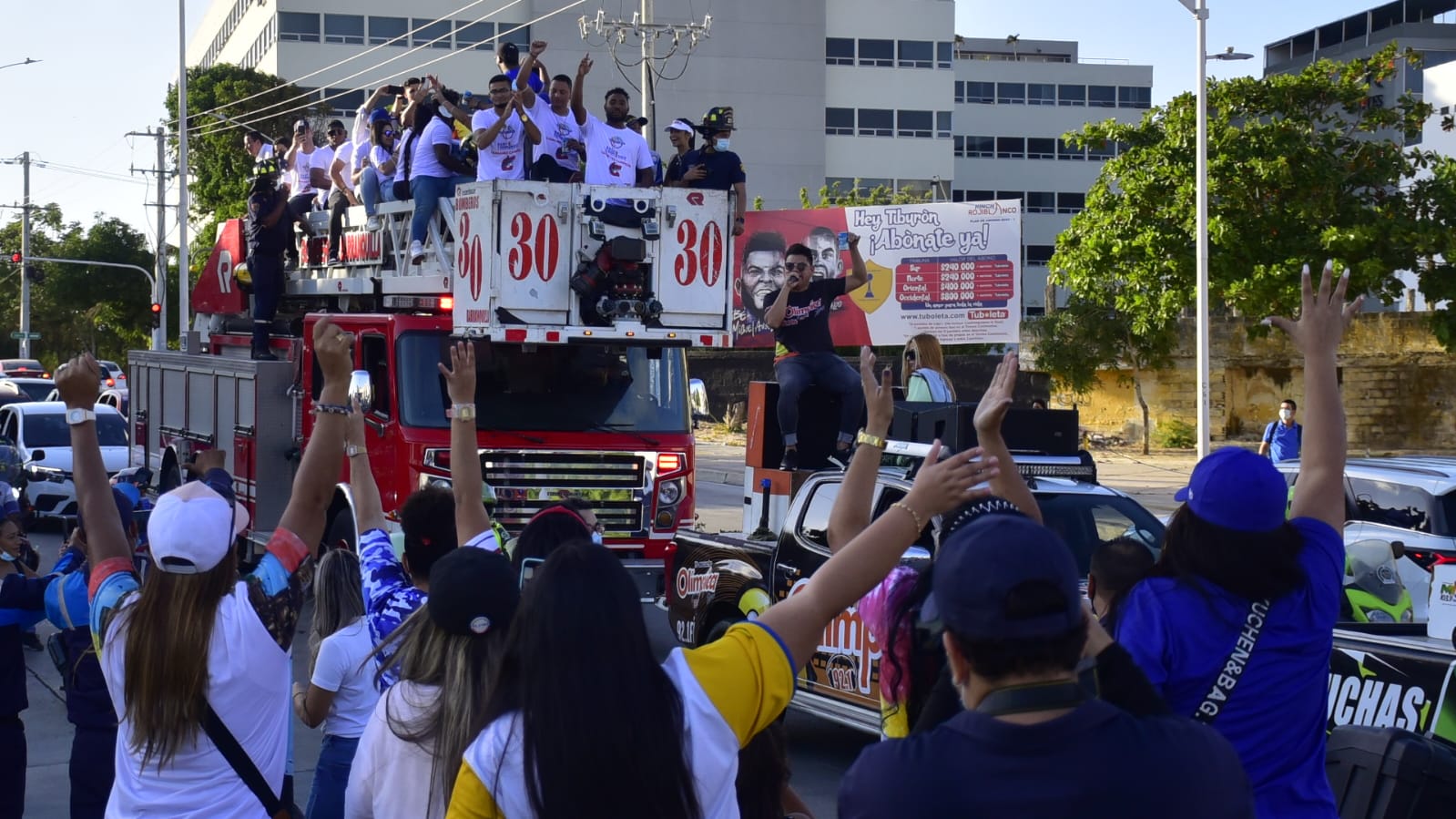 Los campeones recibiendo el cariño de la gente.