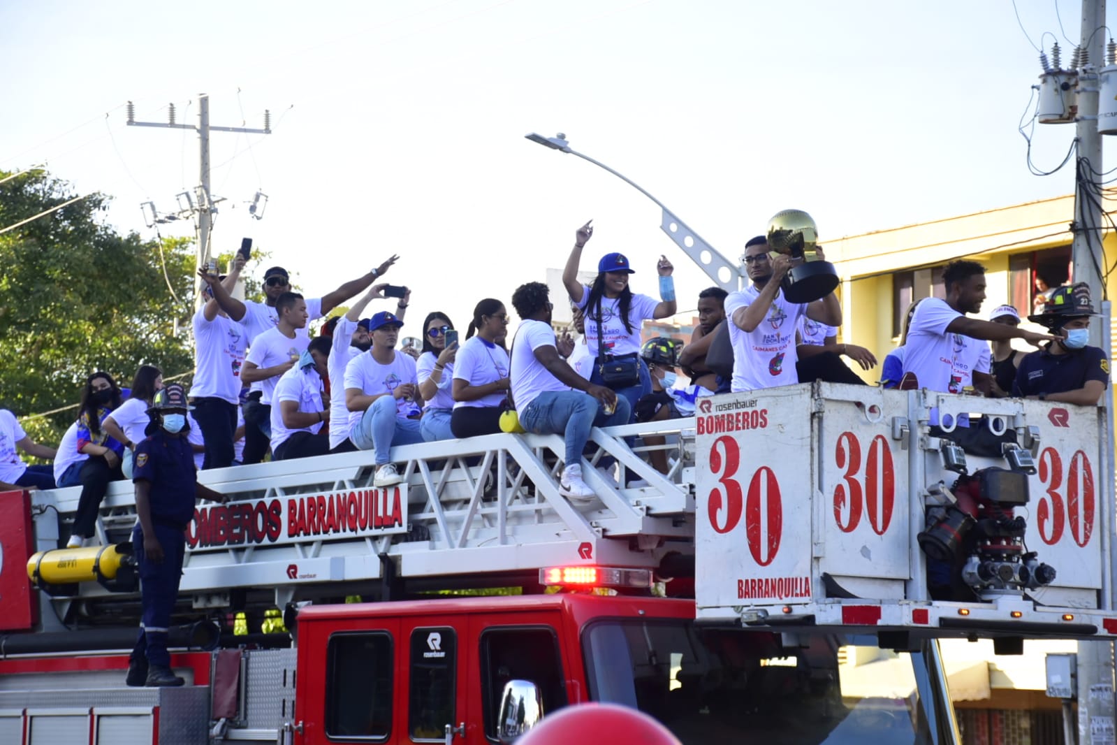 Los campeones en la máquina del Cuerpo de Bomberos.