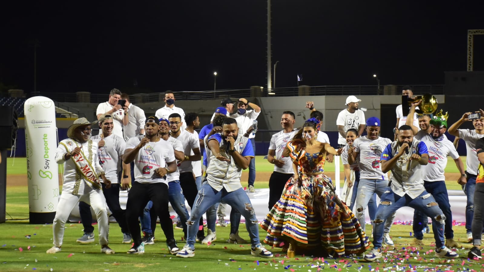 El baile de los campeones con la reina del Carnaval 2022 Valeria Charris.