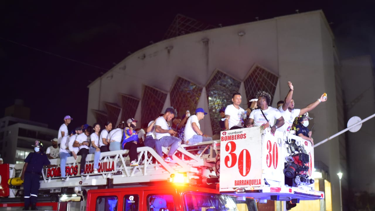 La caravana pasando por la Catedral Metropolitana rumbo al 'Edgar Rentería'.