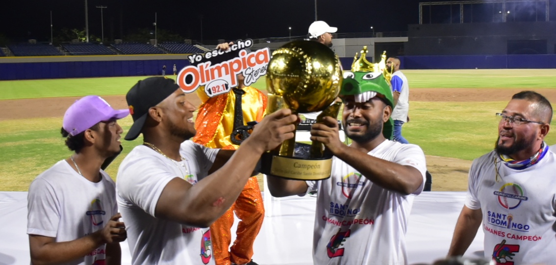 Peloteros de Caimanes orgullosos con el trofeo.