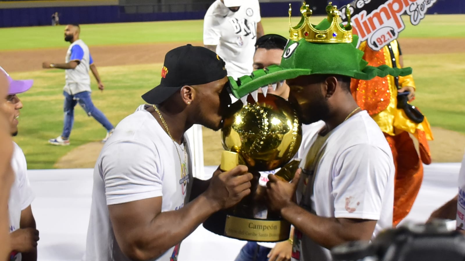 Peloteros de Caimanes orgullosos con el trofeo.