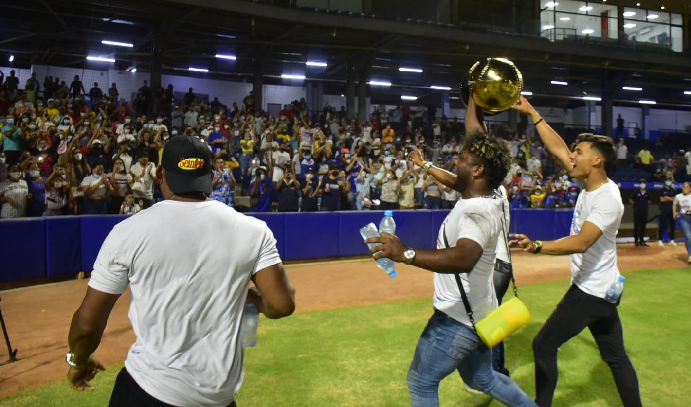 Ofrecimiento del trofeo a la afición.