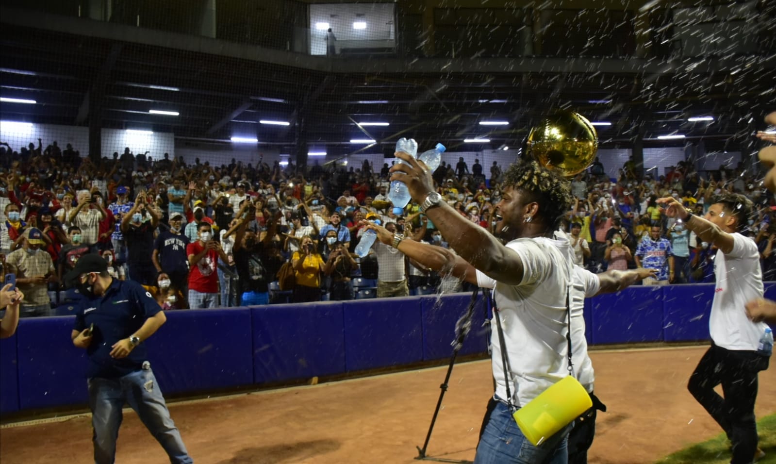 Jugadores de Caimanes recibiendo la ovación en el 'Edgar Rentería'.