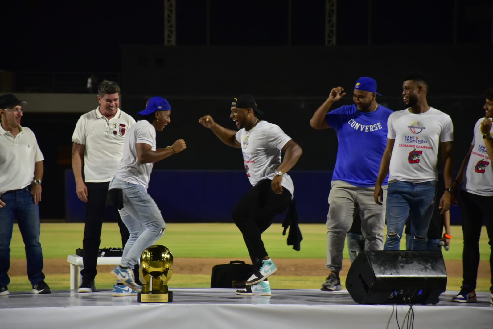 Los campeones celebrando con baile.