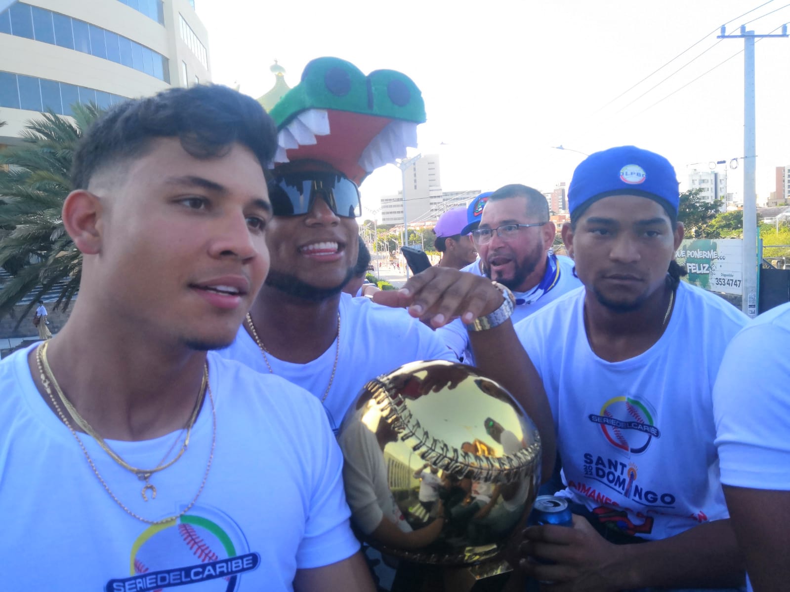 Exhibiendo el trofeo.