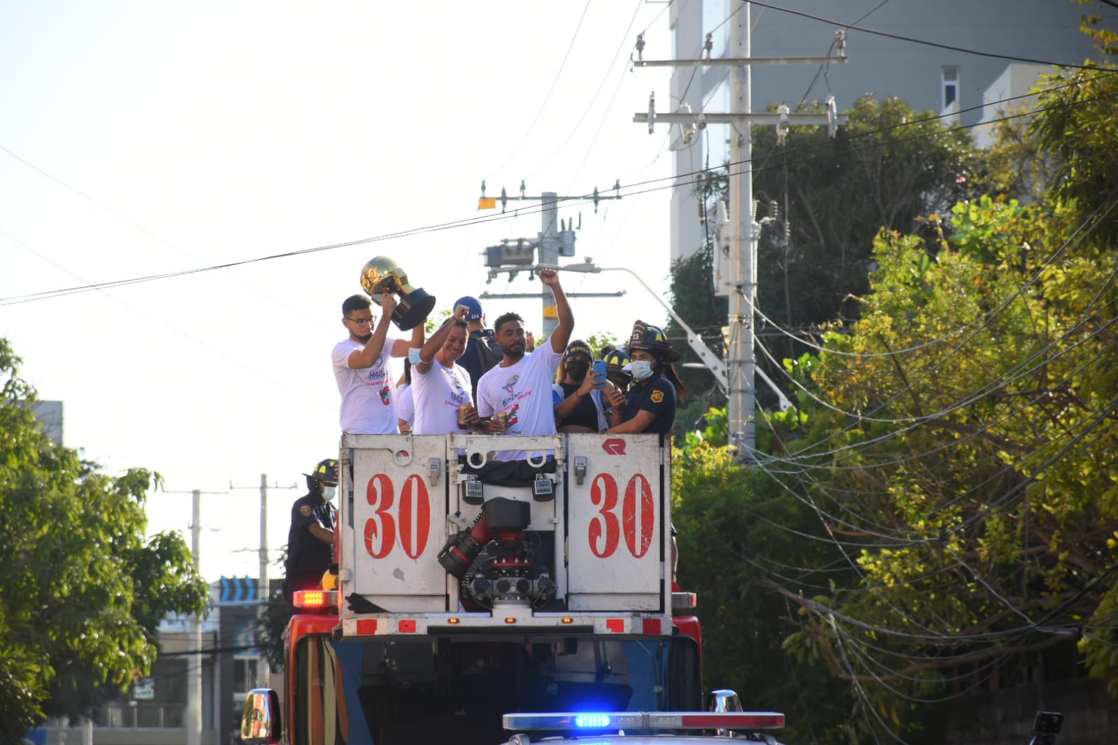 Los campeones en la máquina del Cuerpo de Bomberos.