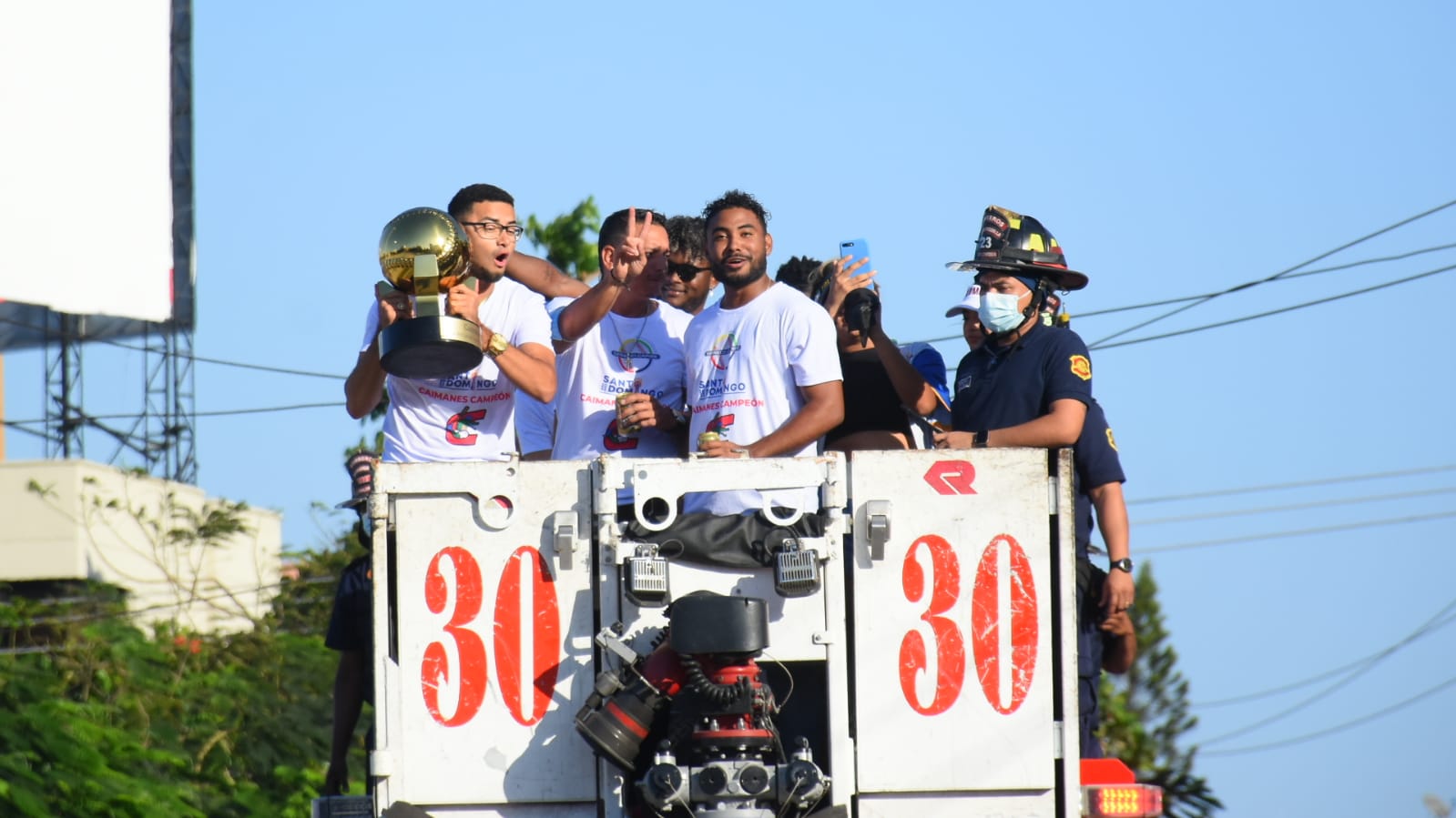 Los Caimanes exhibiendo el trofeo.