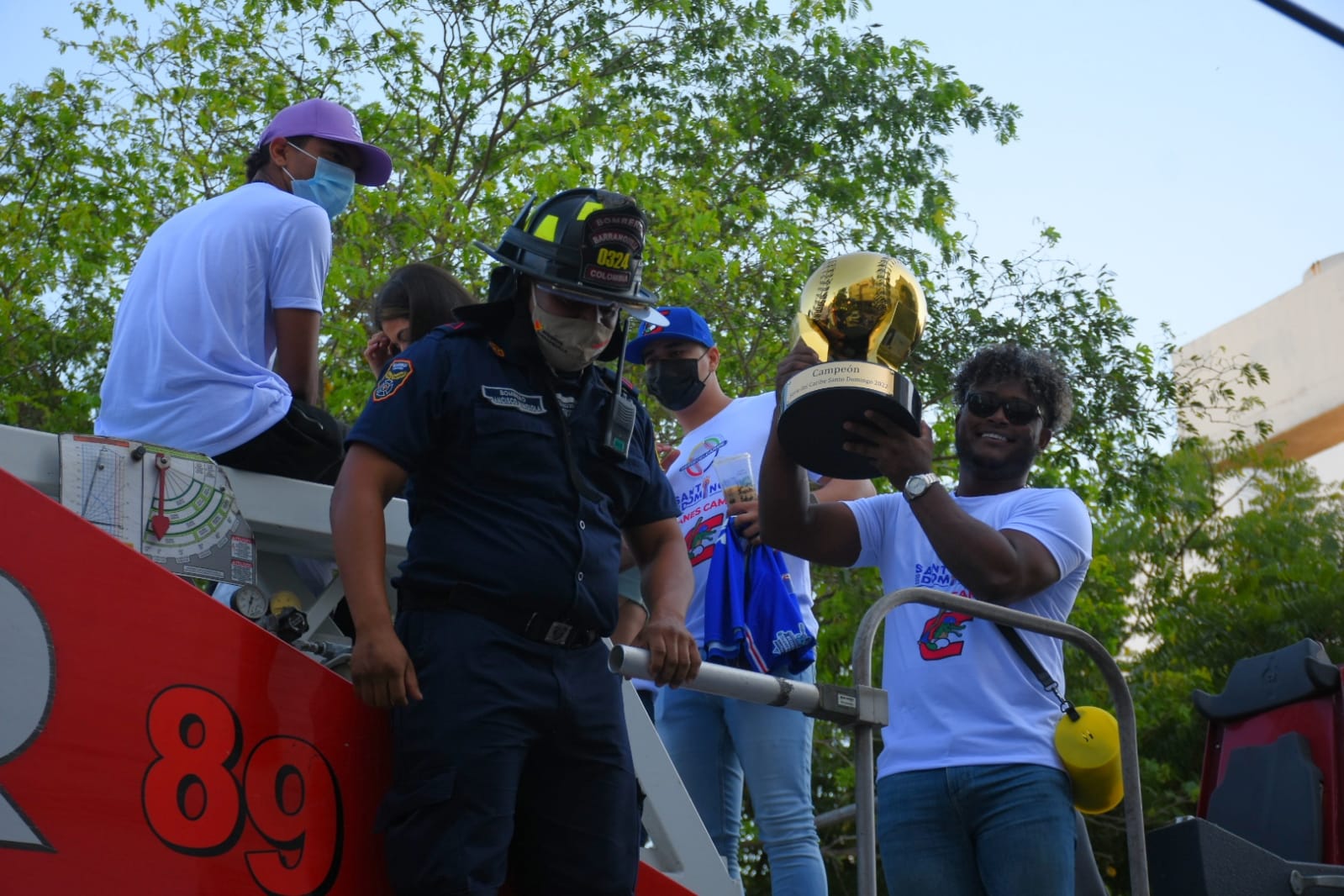 Los peloteros orgullosos con el galardón de la Serie del Caribe.