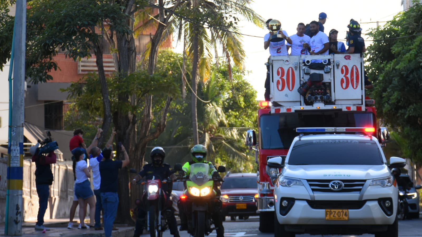 El público saludando a los campeones.