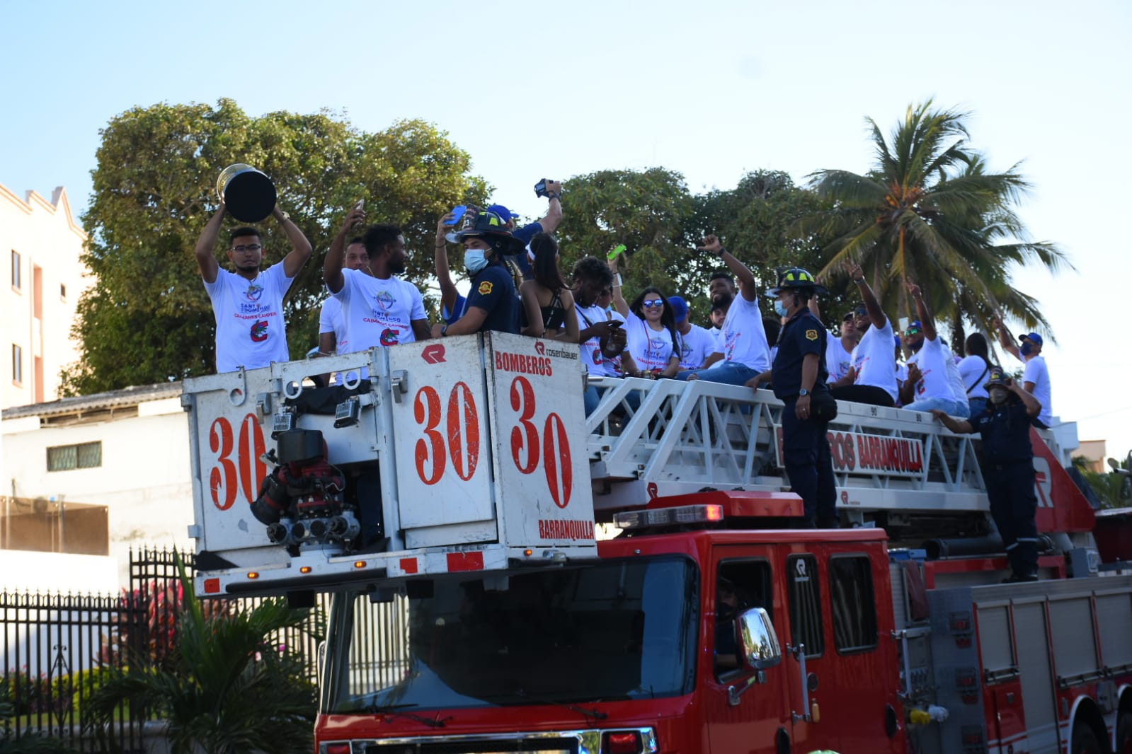 Los campeones mostrando al trofeo al público.