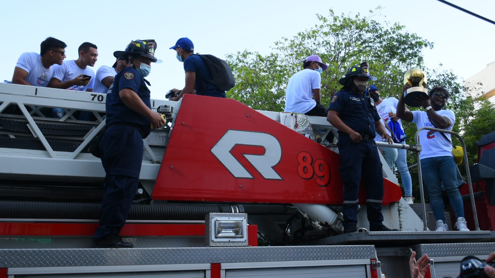Jugadores de Caimanes durante la caravana.