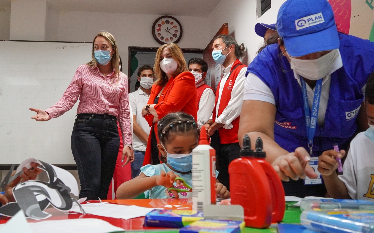 La secretaria de Gobierno, Jeniffer Villarreal mostrando el Centro de Integración de Migrantes a la secretaria de Estado de Cooperación Internacional de España, Pilar Cancela Rodríguez. 