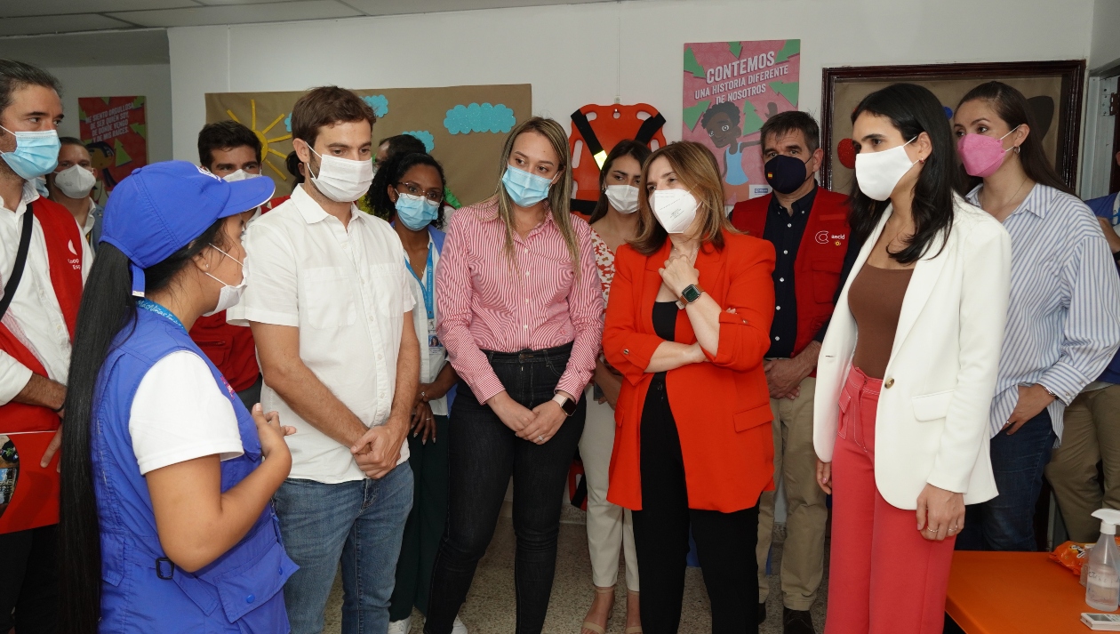 Funcionaria del Centro de Integración de Migrantes le explica el funcionamiento del lugar a la secretaria de Estado de Cooperación Internacional de España, Pilar Cancela Rodríguez. 