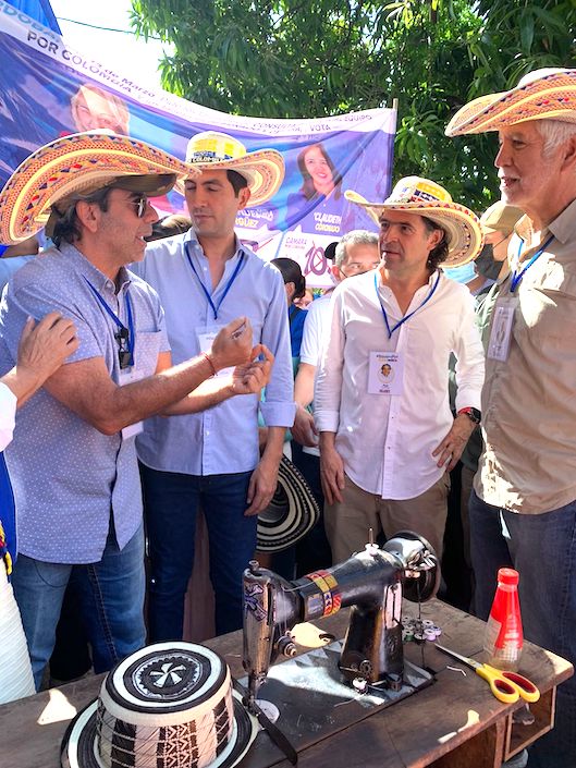 Alex Char, David Barguil, Fico Gutiérrez y Enrique Peñalosa, dialogando con artesanos.