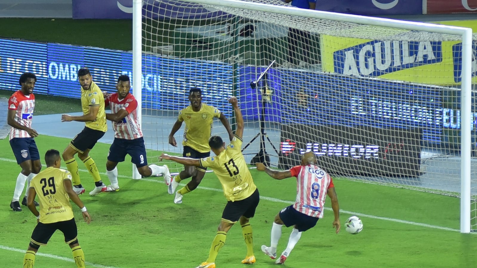 Freddy Hinestroza remata para abrir el marcador.