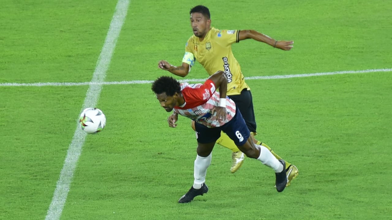 Didier Moreno disputando el balón con Christian Marrugo.