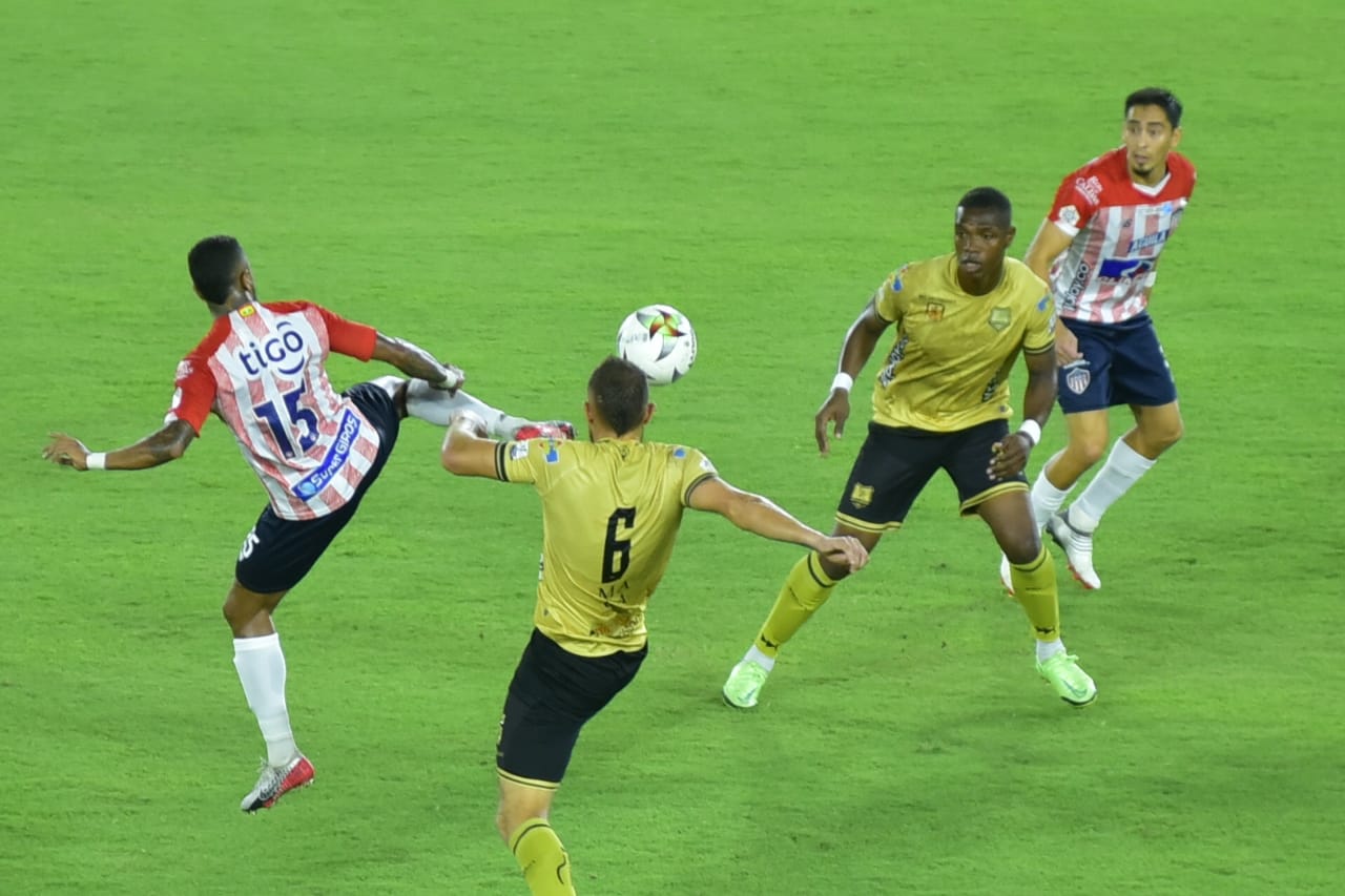 Yesus Cabrera despejando jugada de peligro.