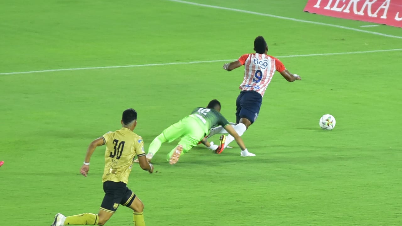 Acción del arquero Juan David Valencia contra Miguel Ángel Borja que fue invalidada por el VAR.