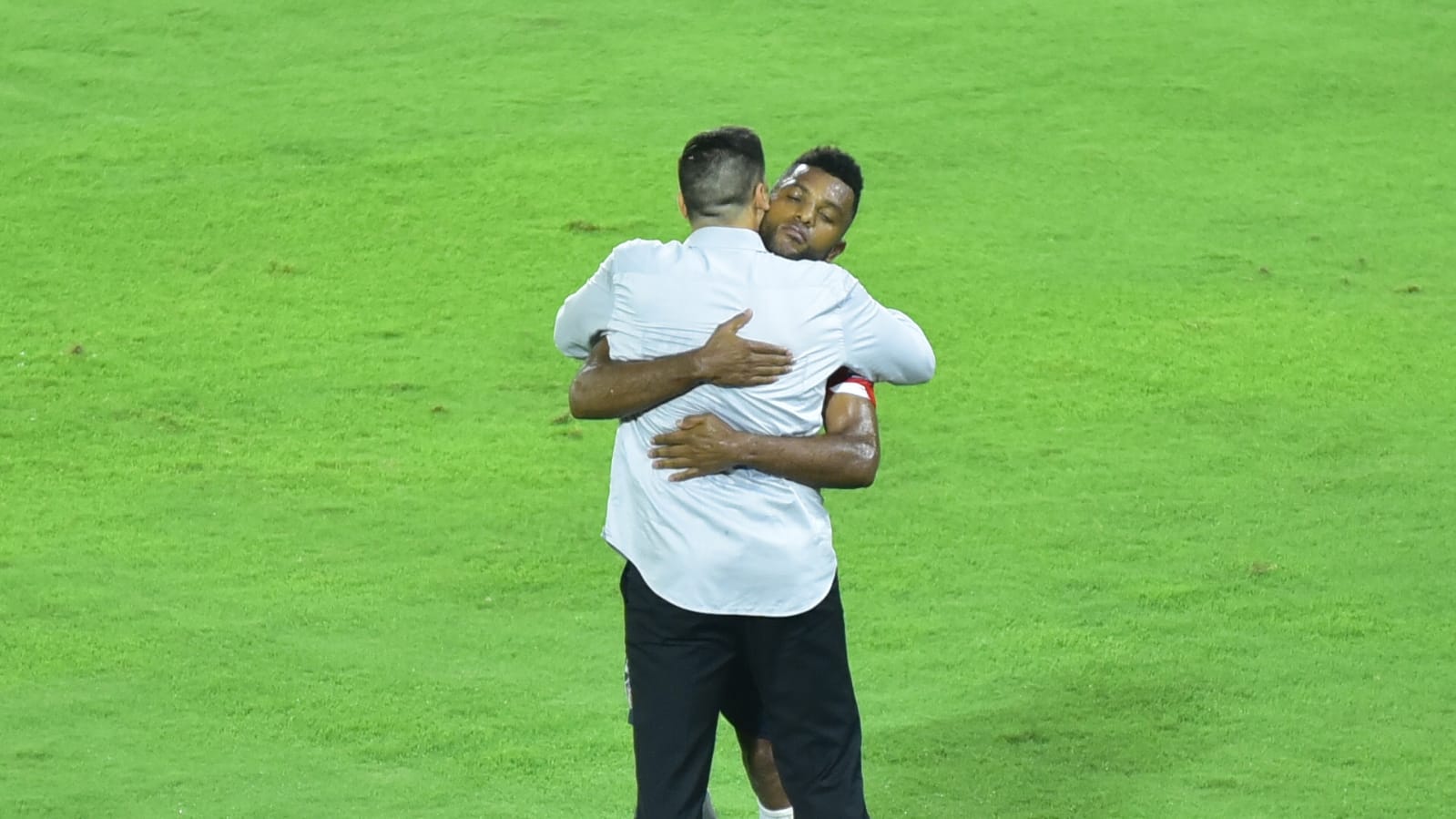 El goleador festejando con el Técnico.