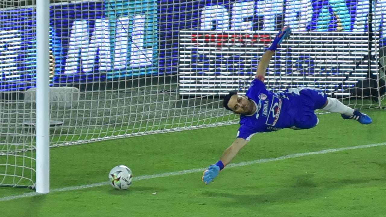 Sebastián Viera no alcanza a controlar el remate de Christian Marrugo.