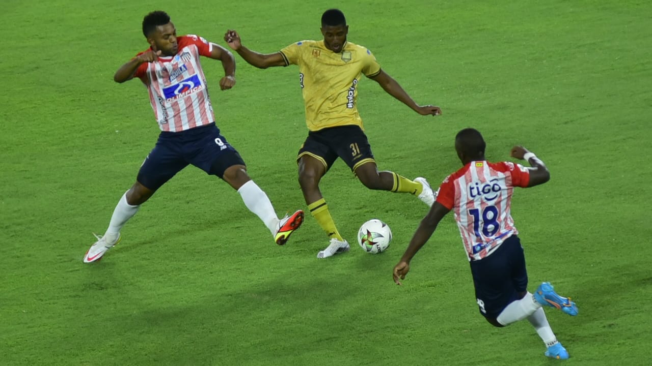 Miguel Ángel Borja y Edwuin Cetré en función ofensiva.