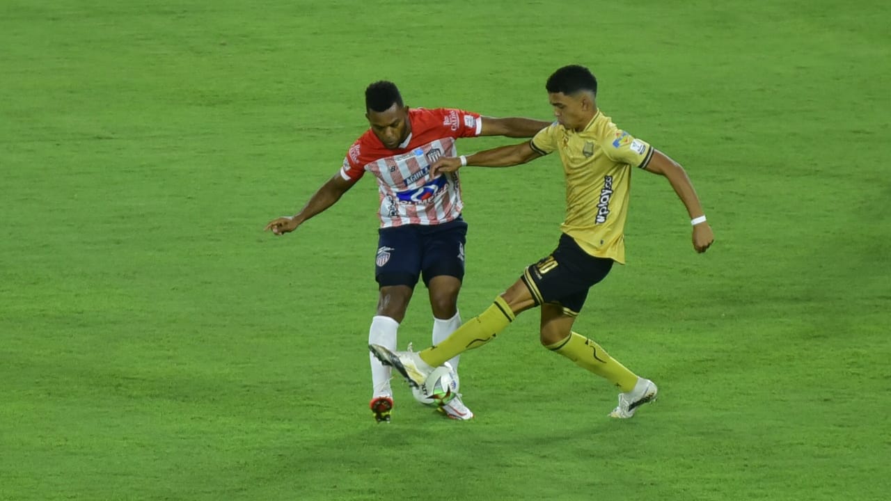 Miguel Ángel Borja intentando eludir la marca rival.