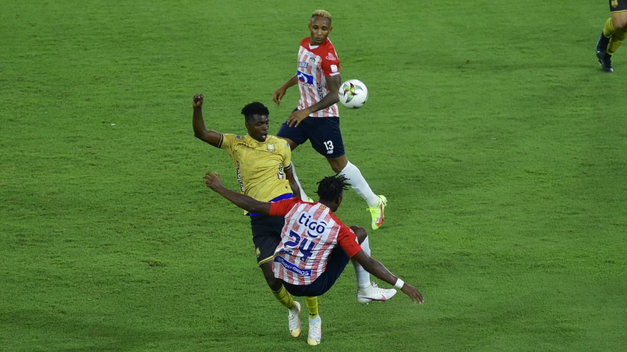 Dany Rosero despejando una jugada de peligro.