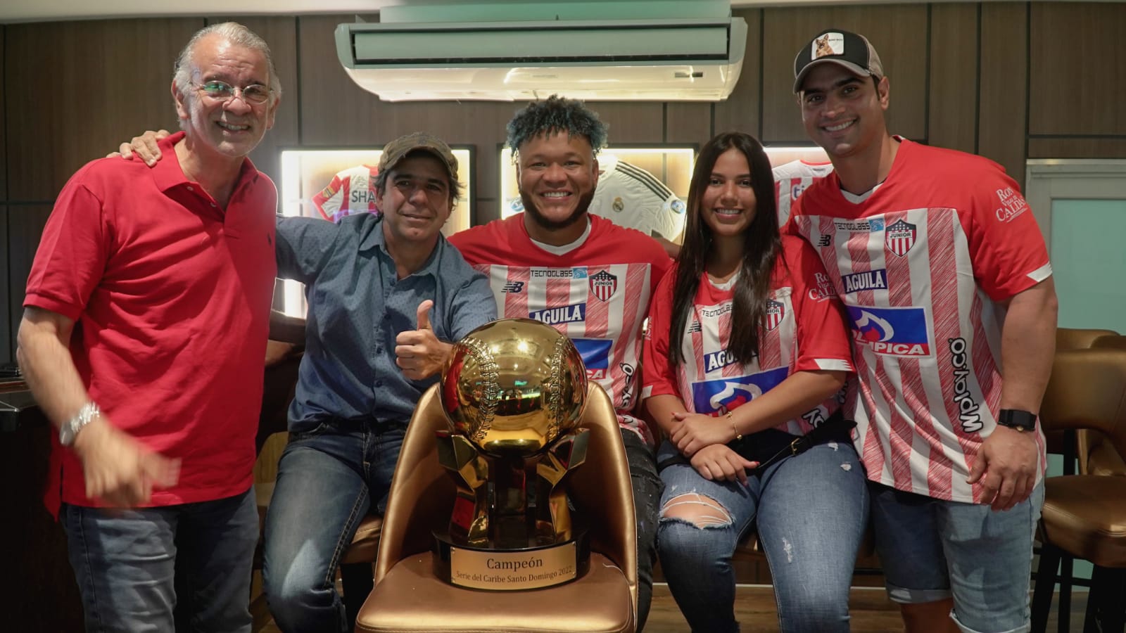 Alex Char y Eduardo Verano celebrando el trofeo de Caimanes en la Serie del Caribe.