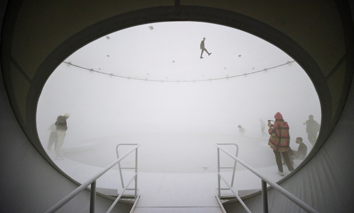  La cúpula, inundada inicialmente de un blanco puro intensificado por una neblina, pasa a la oscuridad absoluta con el objetivo de crear una experiencia sensorial centrada en el tacto, con vibraciones y sonidos graves que recrean las ondas sonoras provocadas por los arácnidos cuando interactúan con sus telarañas. 