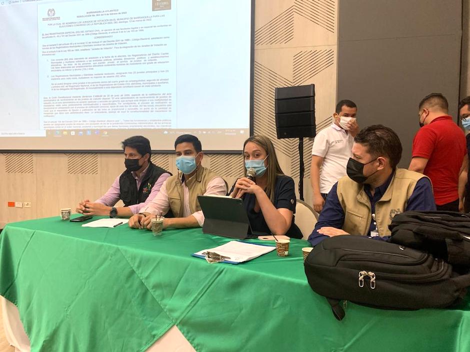 La Secretaria de Gobierno, Jeniffer Villarreal, y el Personero, Miguel Ángel Álzate, durante el sorteo.