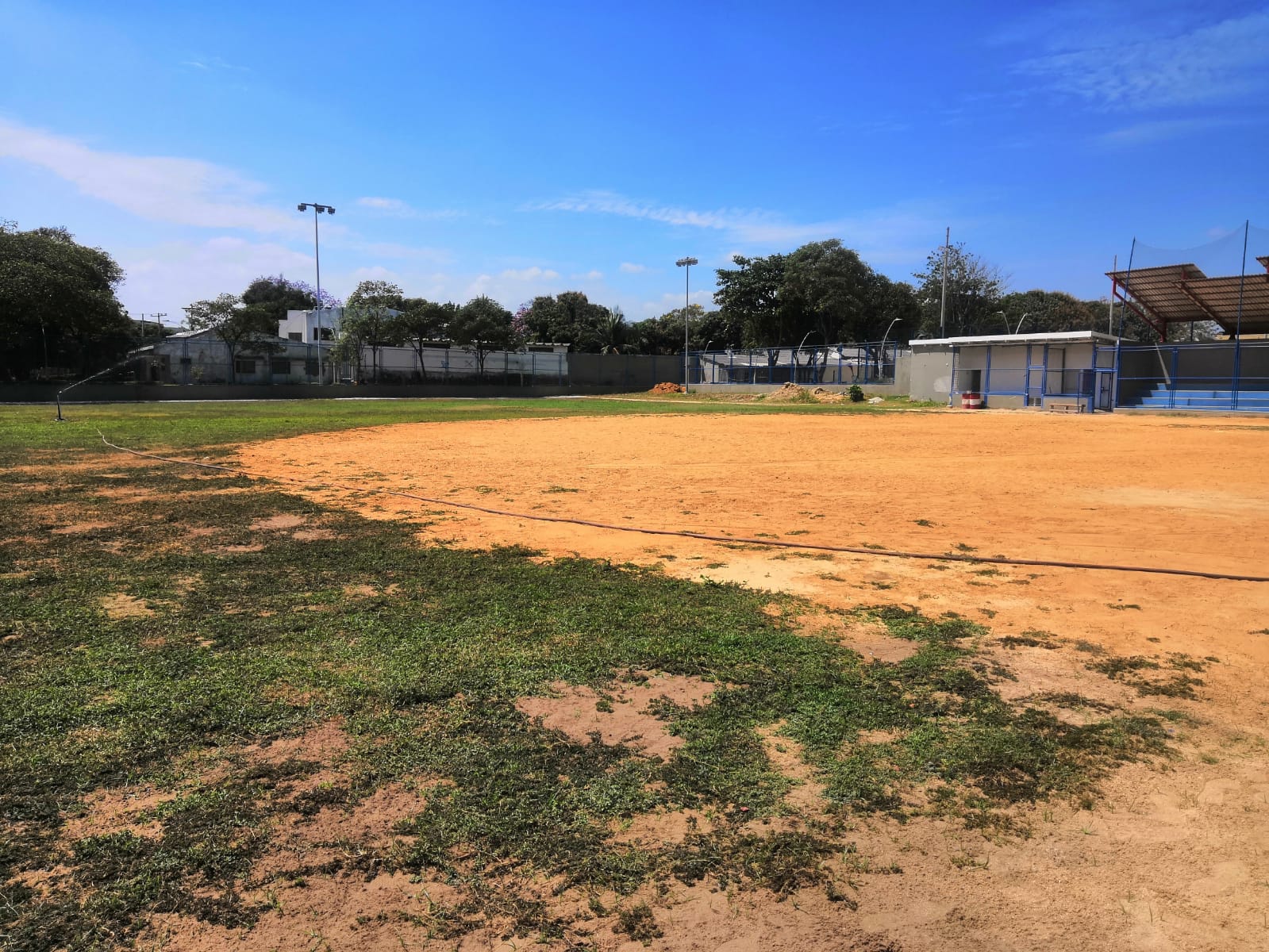 Actual estado del campo de béisbol menor de La Victoria.