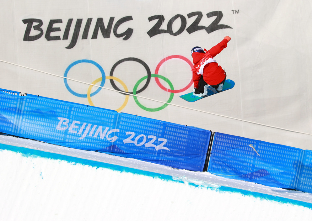 La española Queralt Castellet compite para ganar la plata olímpica en la prueba de halfpipe de snowboard de los Juegos de Pekín 2022 este jueves en Zhangjiakou, China. 