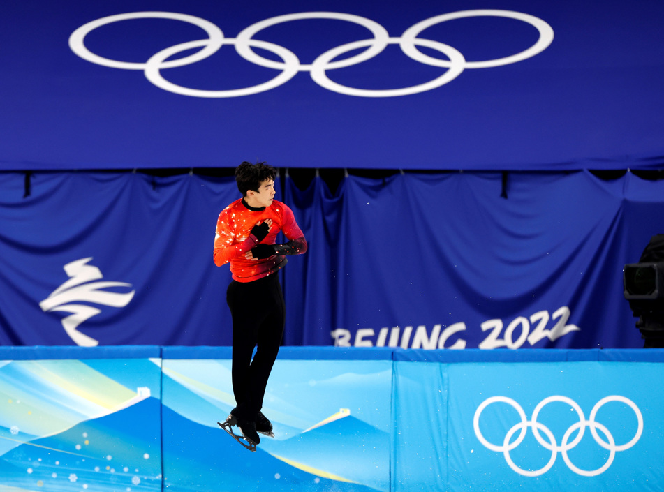 El estadounidense Nathan Chen consiguió la medalla de oro en patinaje artístico de los Juegos de Pekín tras la disputa del programa libre, en el que hizo cinco saltos cuádruples y, al ritmo de "Rocket Man", de Elton John. 