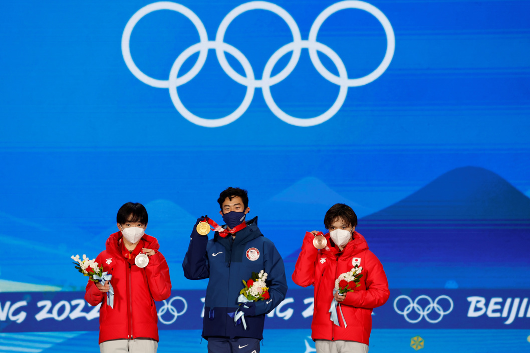 Nathan Chen, al centro, su ejercicio libre, en el que metió cinco cuádruples, se impuso con 218,63 puntos, para un total acumulado de 332,60 que le situaron muy por encima de los japoneses Yuma Kagiyama (310,05) y Shoma Uno (293), plata y bronce.
