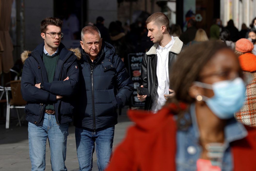 Varias personas pasean por una calle del centro de Madrid, este jueves, sin tapabocas.